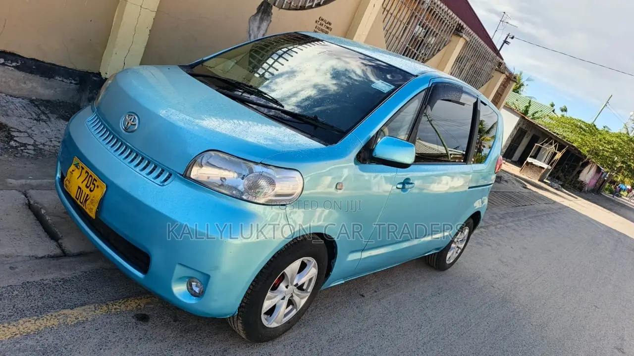 Toyota Porte 2005 Blue