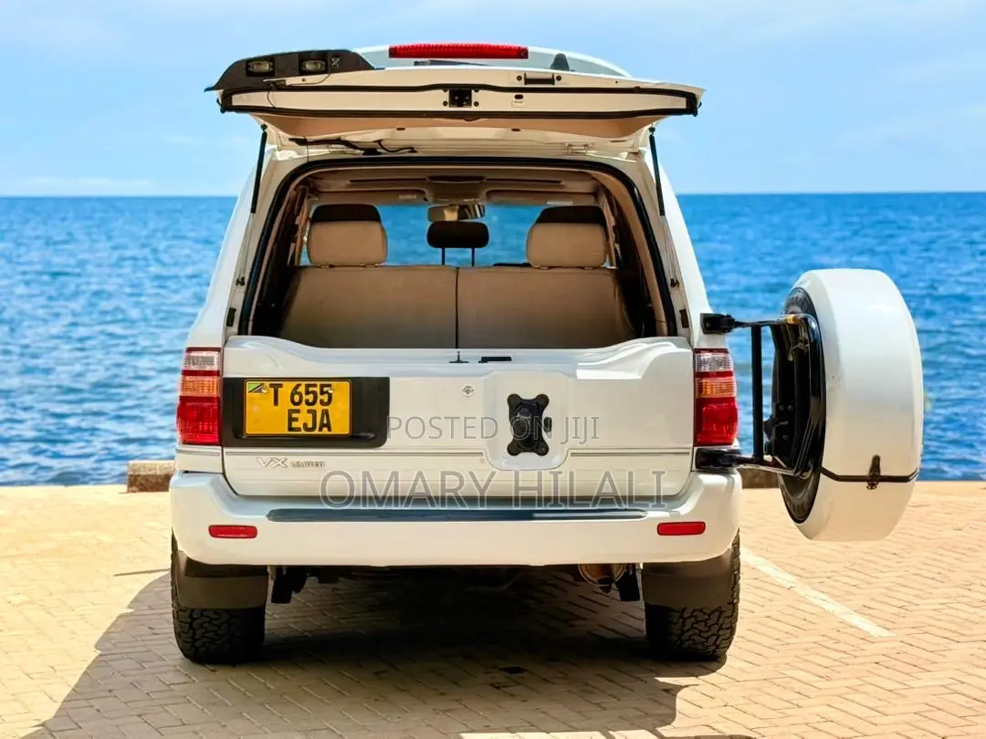 Toyota Land Cruiser 2001 White