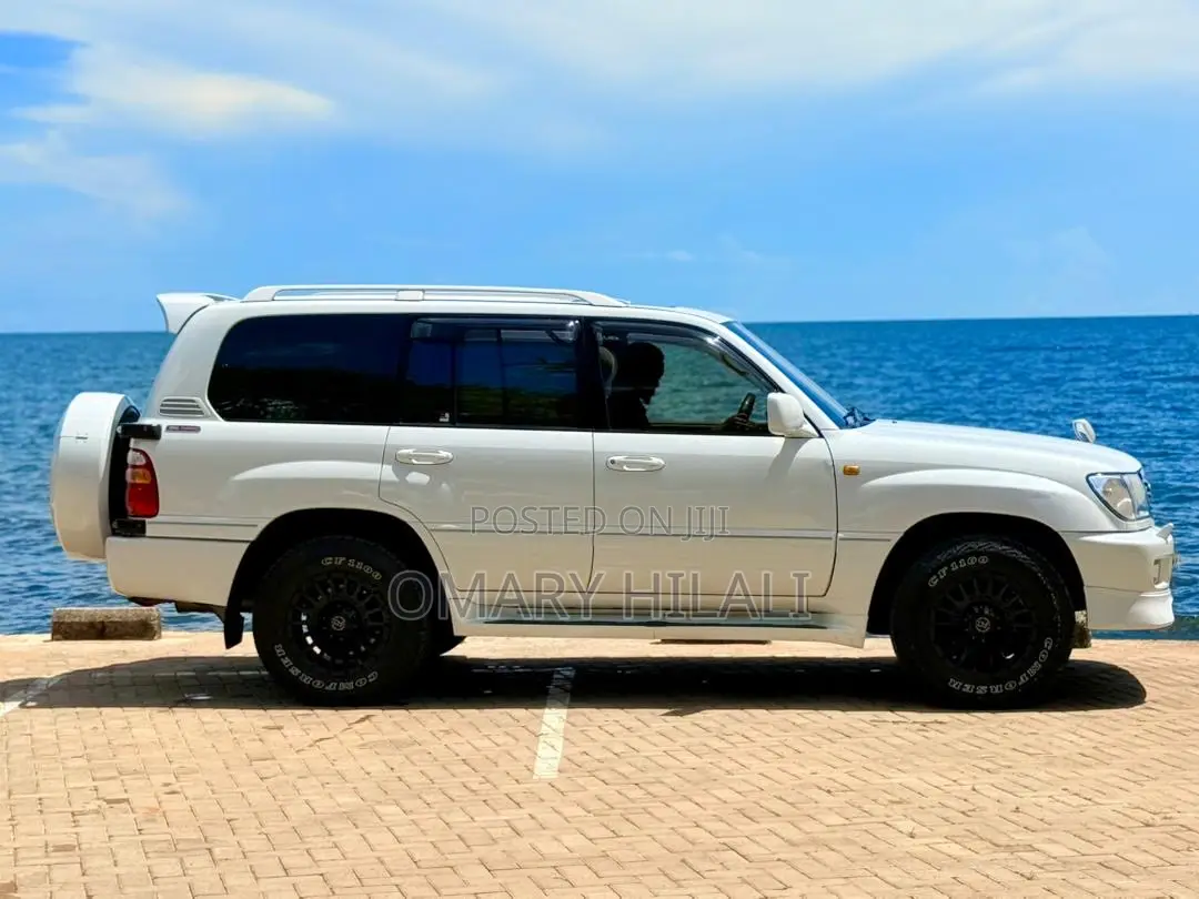 Toyota Land Cruiser 2001 White