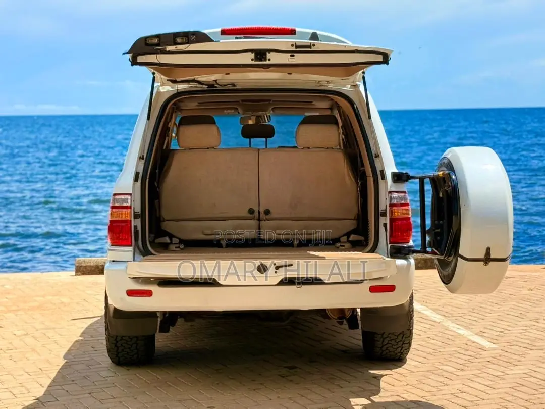 Toyota Land Cruiser 2001 White