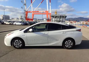 Toyota Prius 2017 White