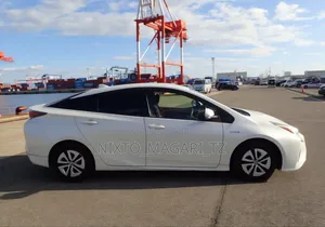 Toyota Prius 2017 White