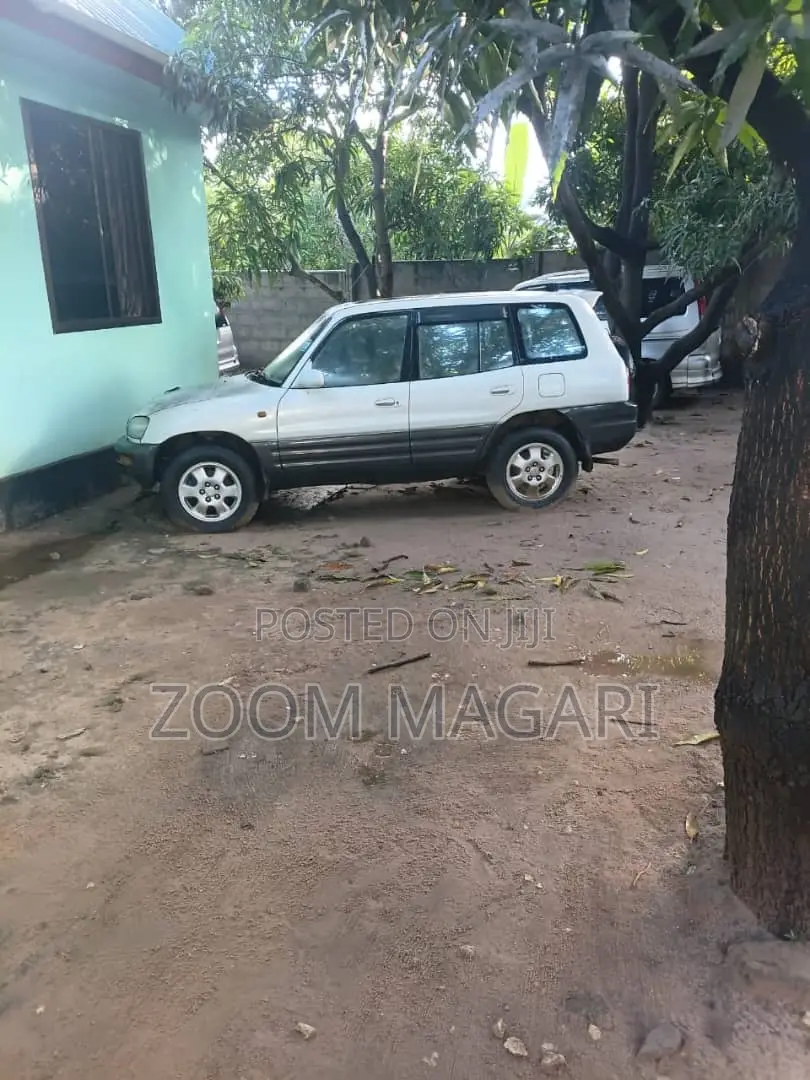 Toyota RAV4 1997 White
