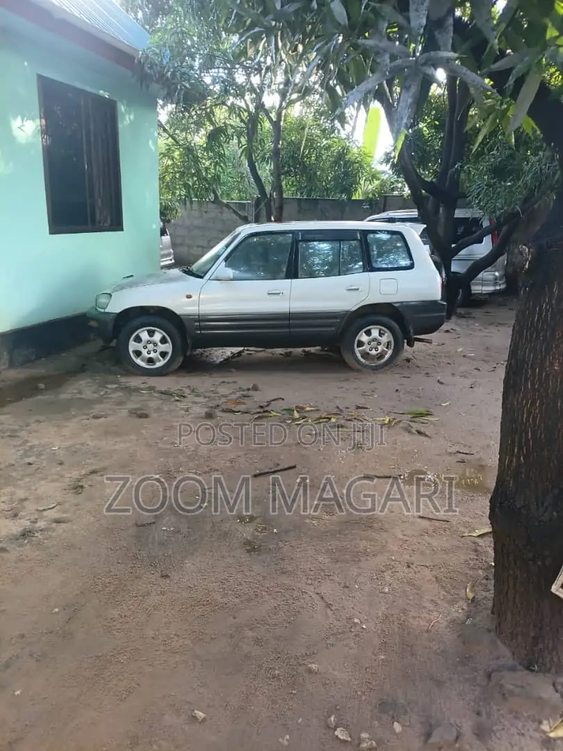 Toyota RAV4 1997 White