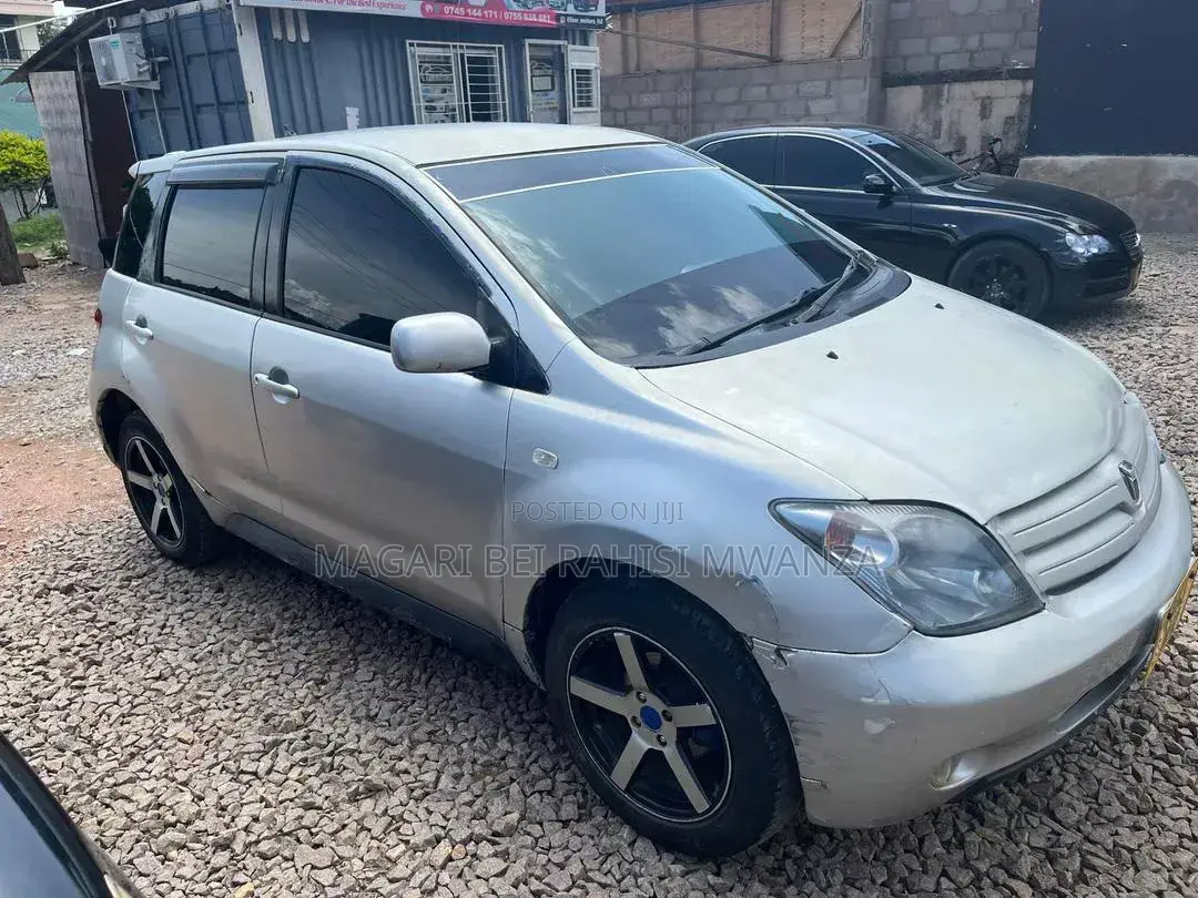 Toyota IST 2004 Silver