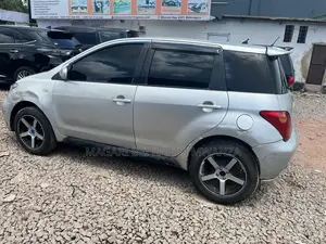 Toyota IST 2004 Silver