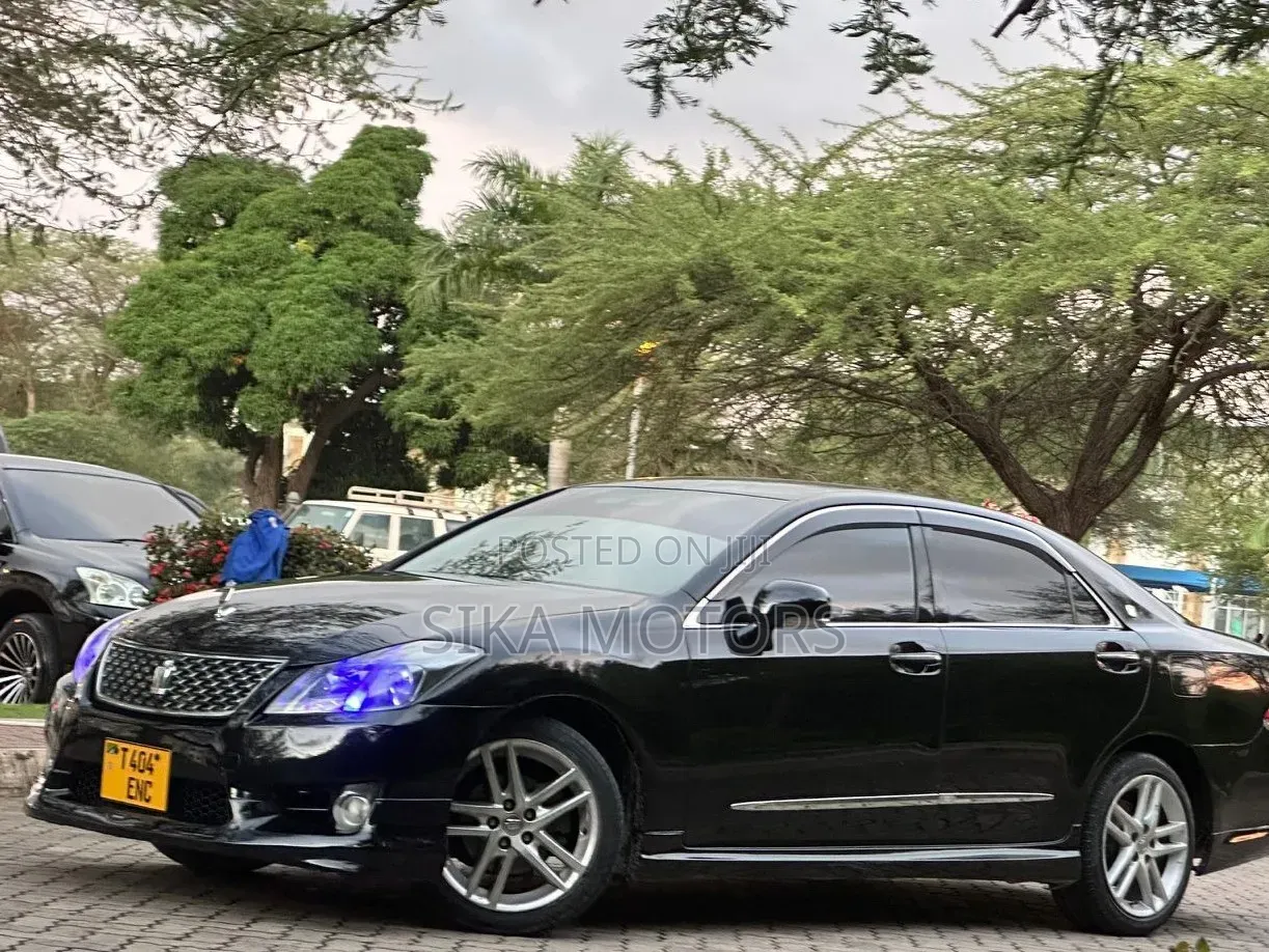 Toyota Crown 2019 Black