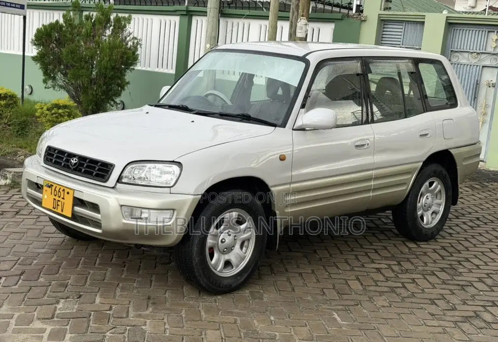 Toyota RAV4 1999 White
