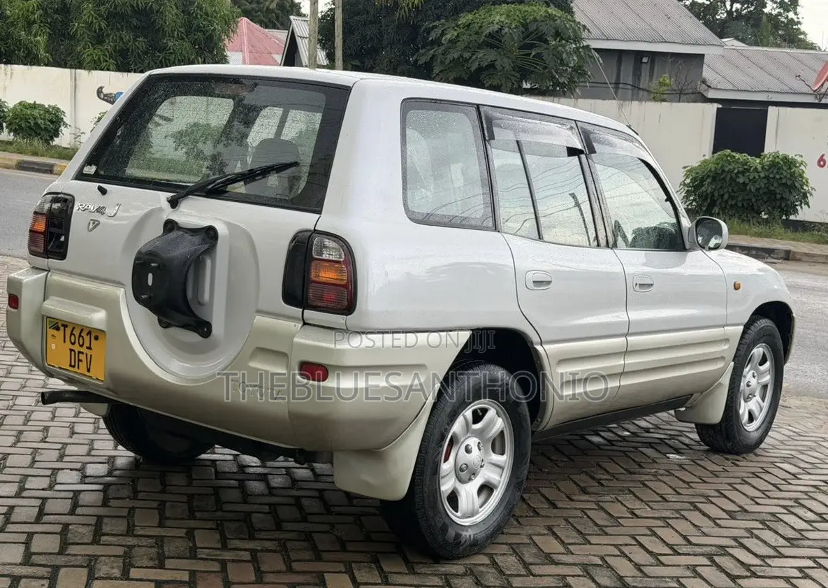 Toyota RAV4 1999 White
