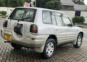 Toyota RAV4 1999 White