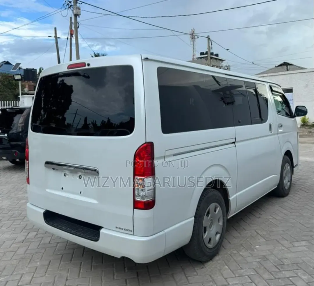 Toyota HiAce 2010 White