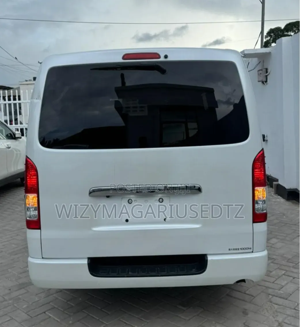 Toyota HiAce 2010 White