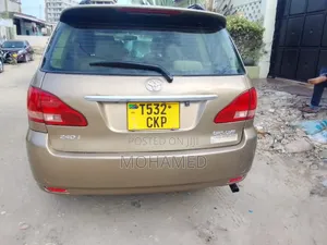 Toyota Crown 2006 Gold