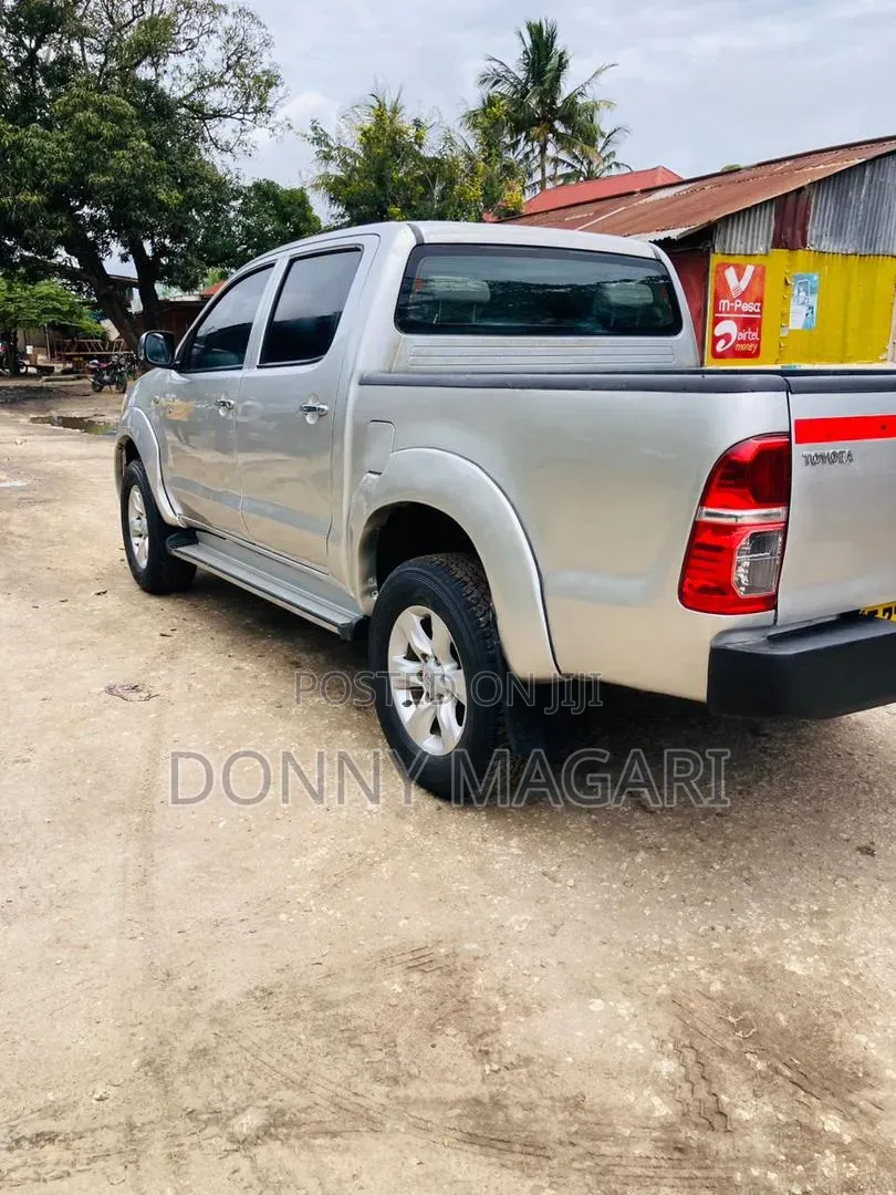 Toyota Hilux 2012 Silver