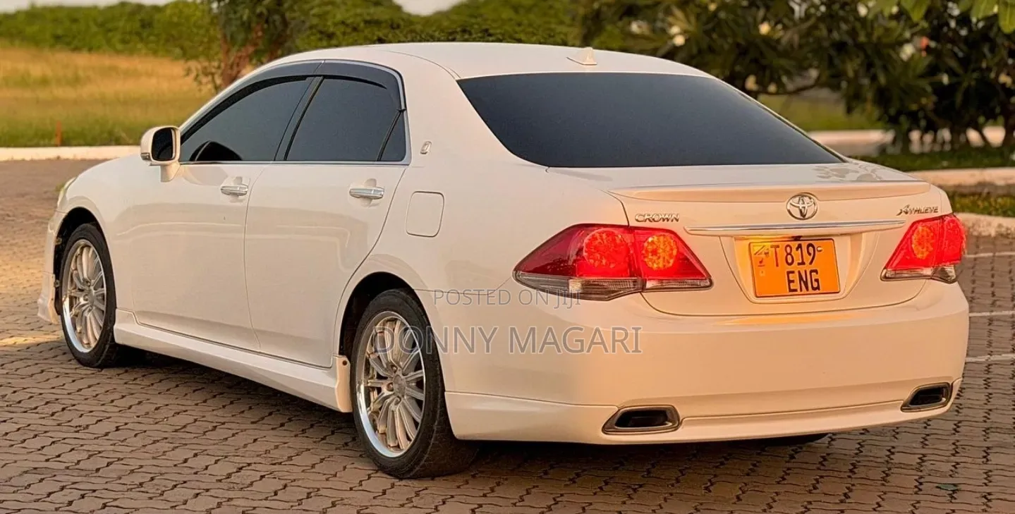 Toyota Crown 2011 White