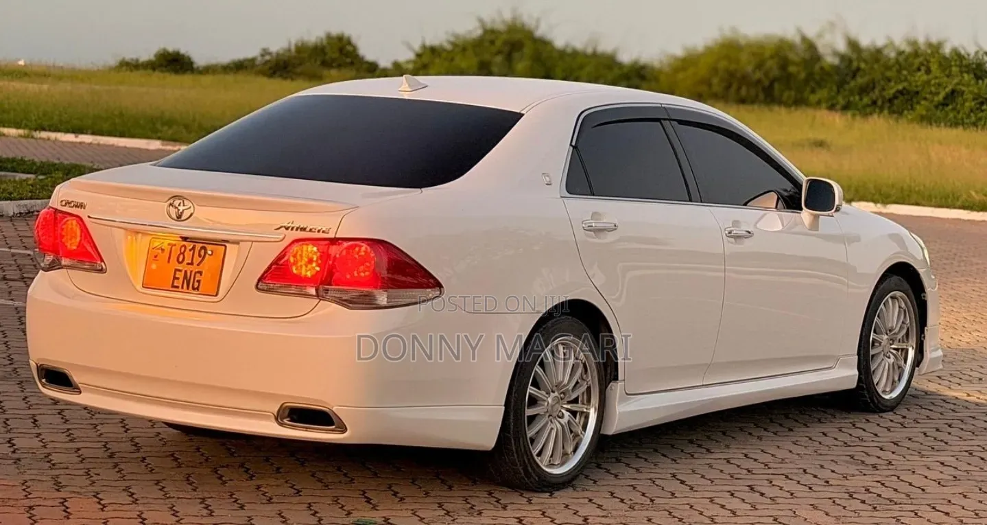 Toyota Crown 2011 White