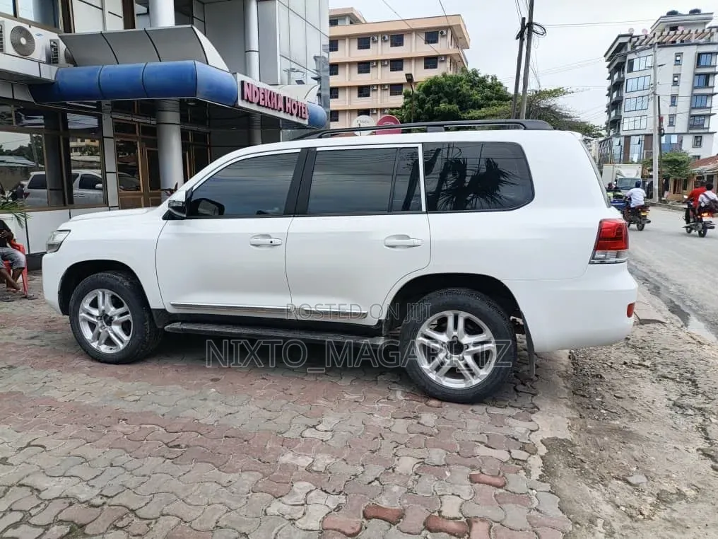 Toyota Land Cruiser 2020 White
