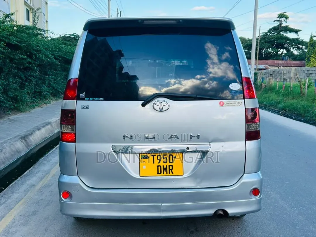 Toyota Noah 2005 Silver