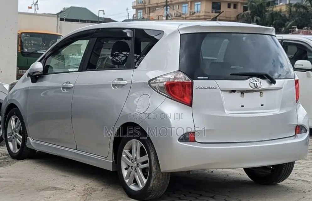 Toyota Ractis 2012 Silver