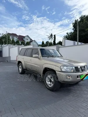 Nissan Patrol 2011 Gold