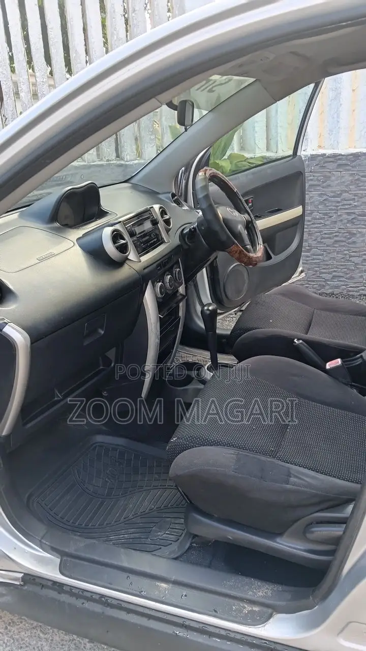 Toyota IST 2002 Silver
