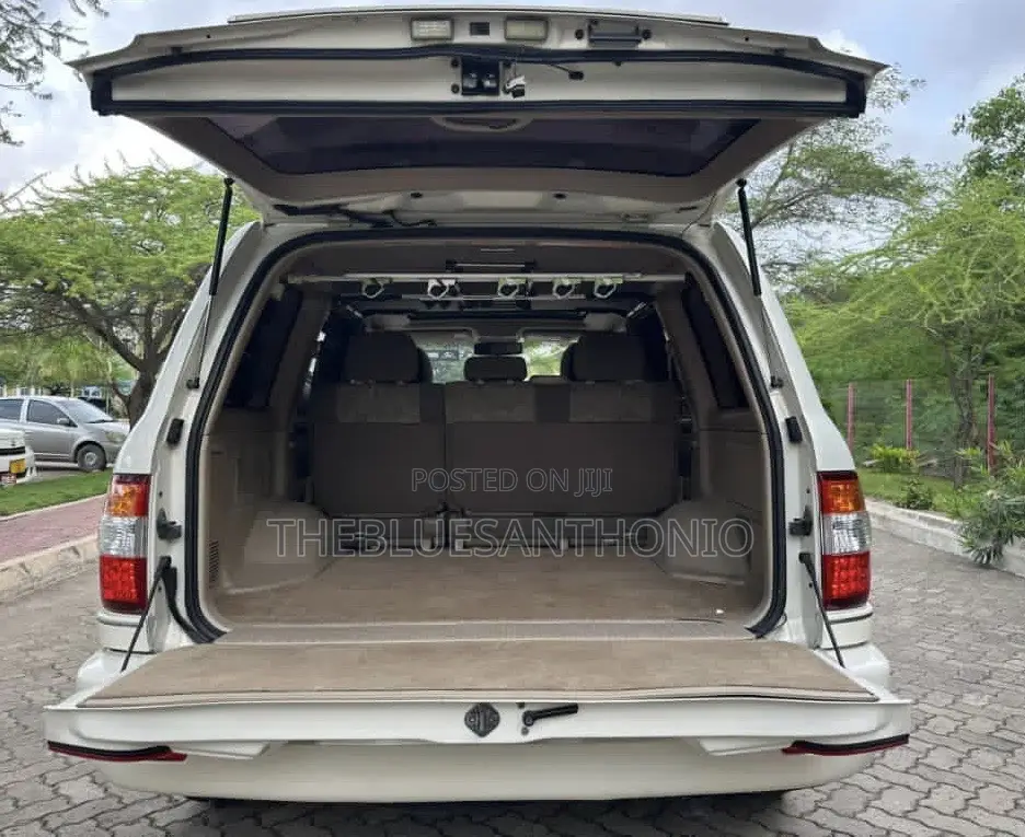 Toyota Land Cruiser 1999 White