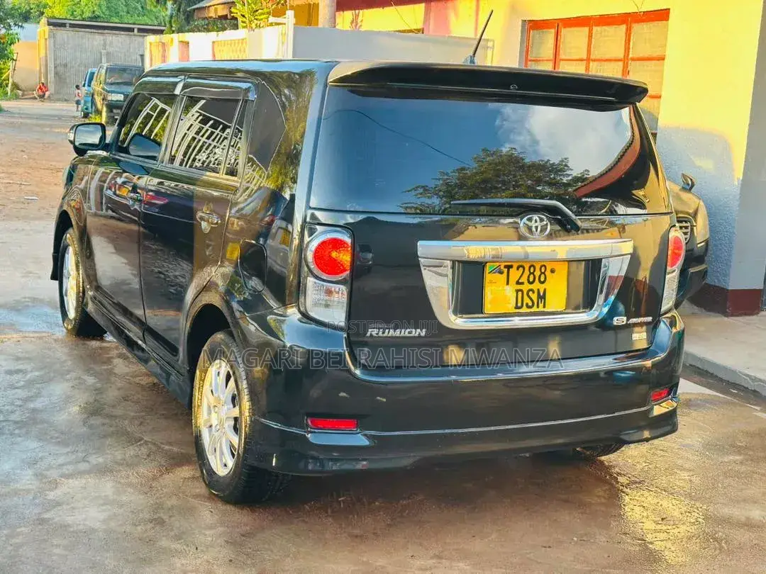 Toyota Corolla Rumion Hatchback 1.5 FWD 2011 Black