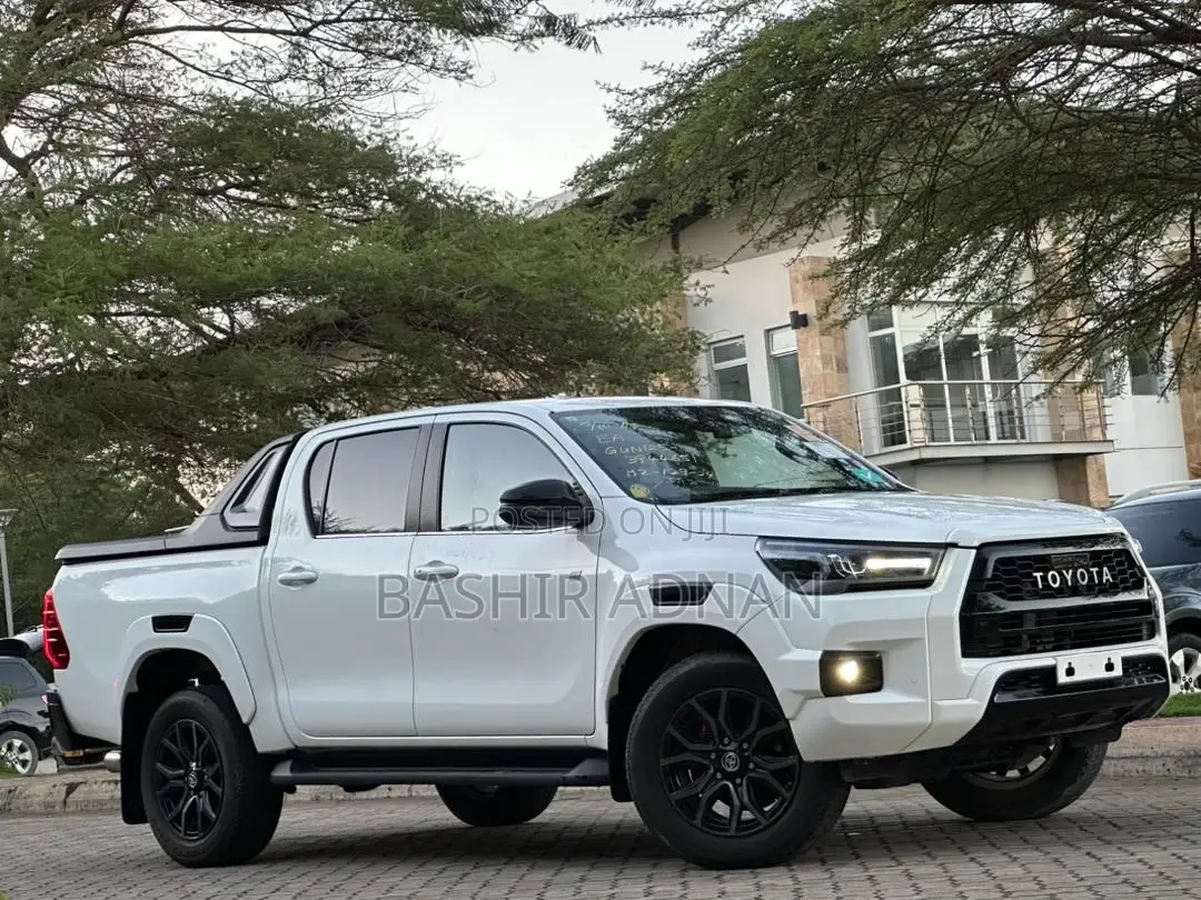 Toyota Hilux 2023 White
