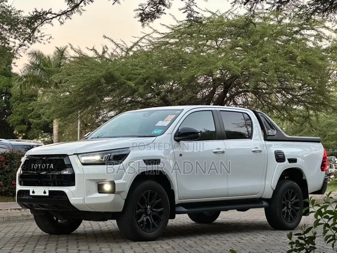 Toyota Hilux 2023 White