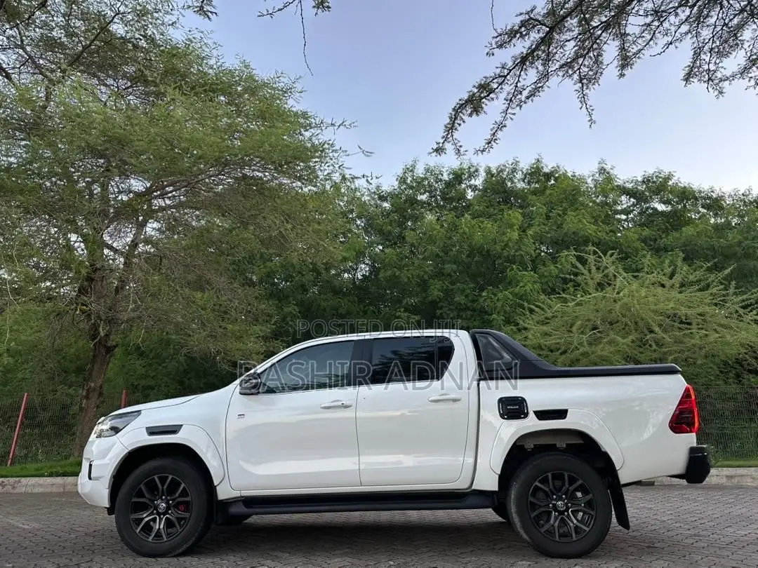 Toyota Hilux 2023 White