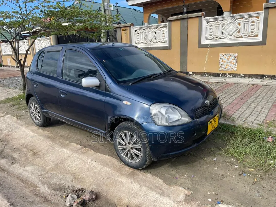Toyota Vitz 2004 Blue