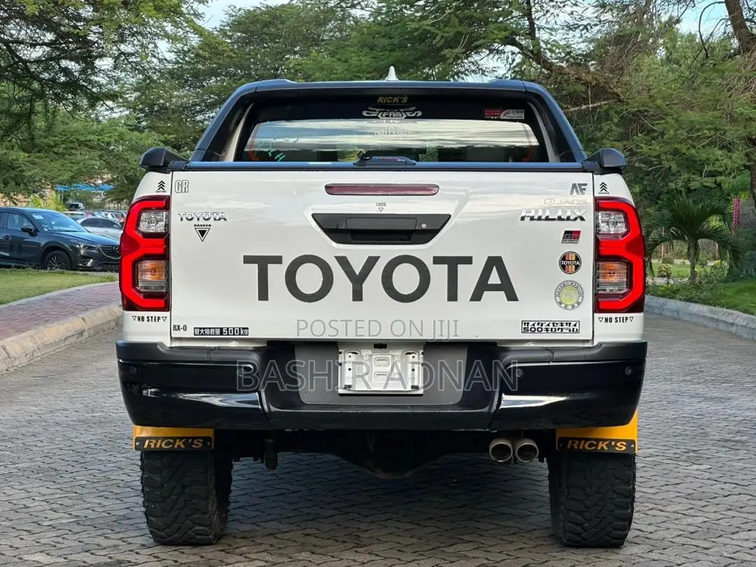 Toyota Hilux 2021 White