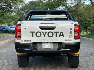 Toyota Hilux 2021 White