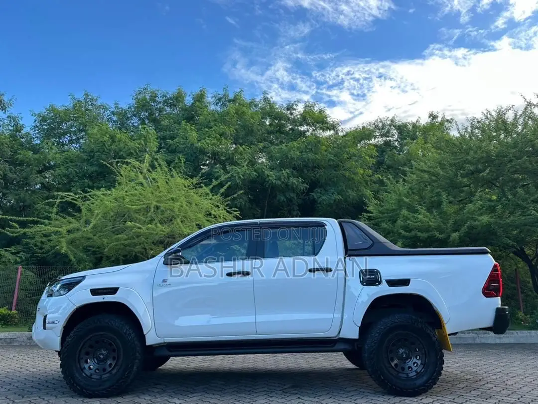Toyota Hilux 2021 White