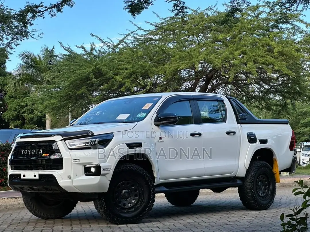 Toyota Hilux 2021 White