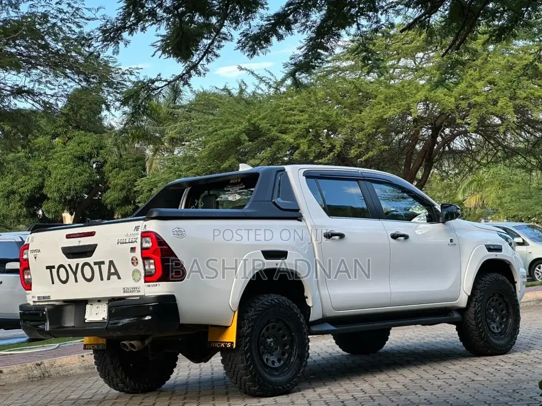 Toyota Hilux 2021 White