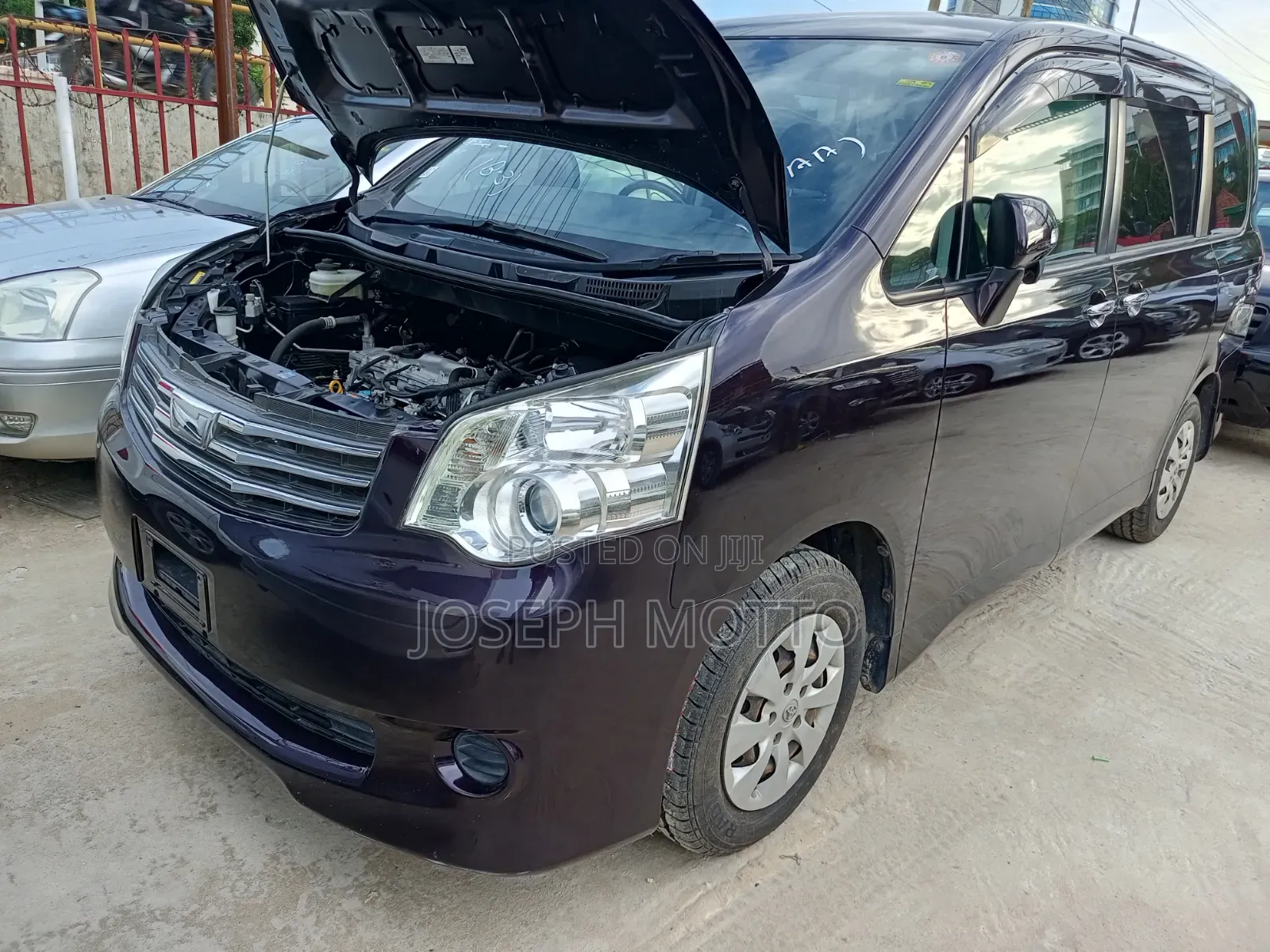 Toyota Noah 2.0 143hp AWD (7 Seater) 2013 Maroon