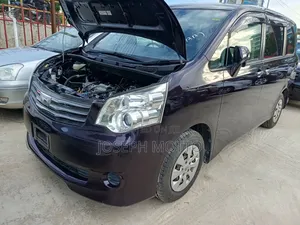 Toyota Noah 2.0 143hp AWD (7 Seater) 2013 Maroon