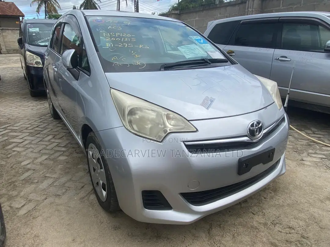 Toyota Ractis 1.3 FWD 2011 Silver