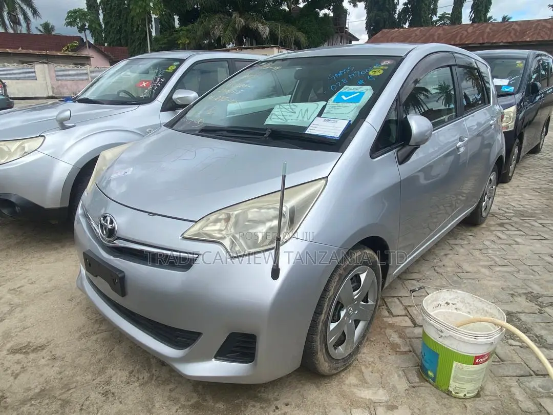 Toyota Ractis 1.3 FWD 2011 Silver