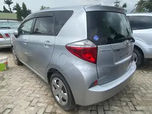Toyota Ractis 1.3 FWD 2011 Silver