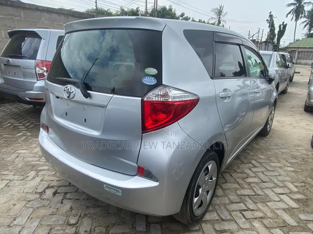 Toyota Ractis 1.3 FWD 2011 Silver