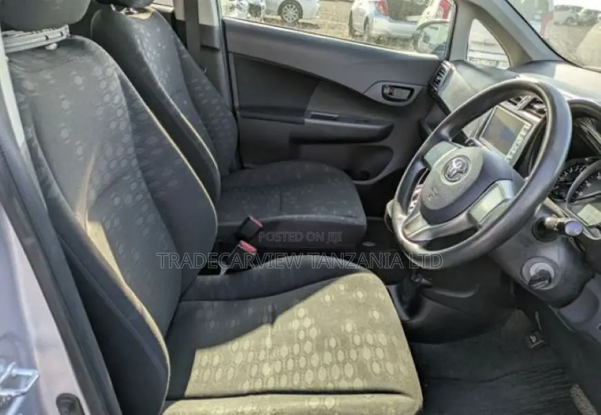 Toyota Ractis 1.3 FWD 2011 Silver