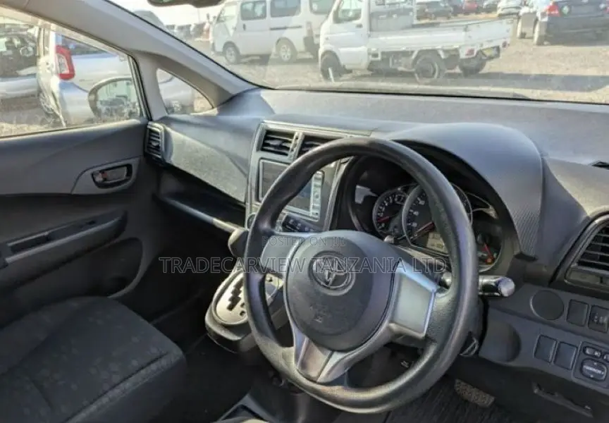 Toyota Ractis 1.3 FWD 2011 Silver