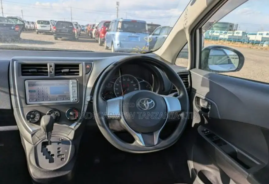 Toyota Ractis 1.3 FWD 2011 Silver