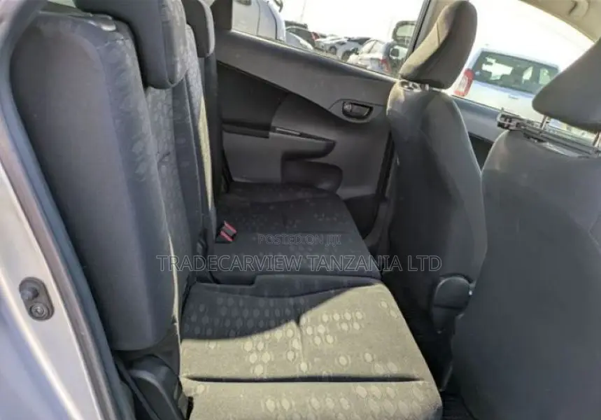 Toyota Ractis 1.3 FWD 2011 Silver