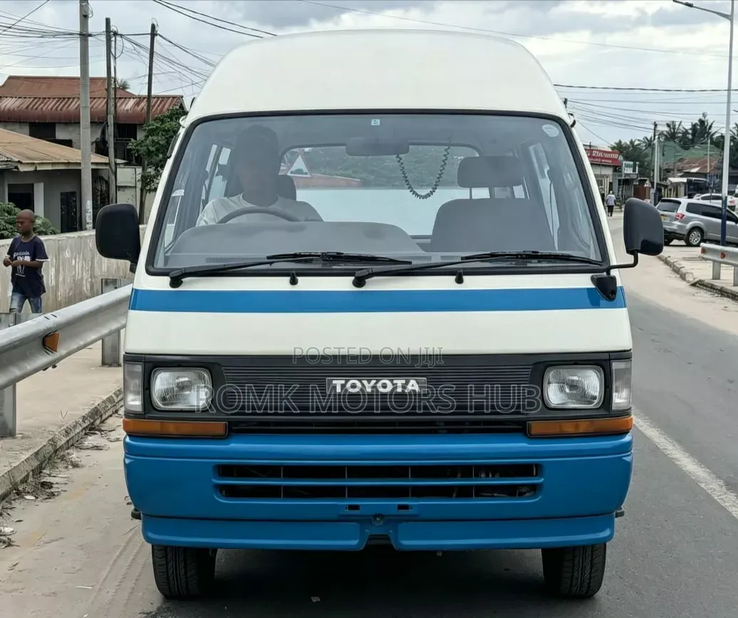 Toyota HiAce 2005 White