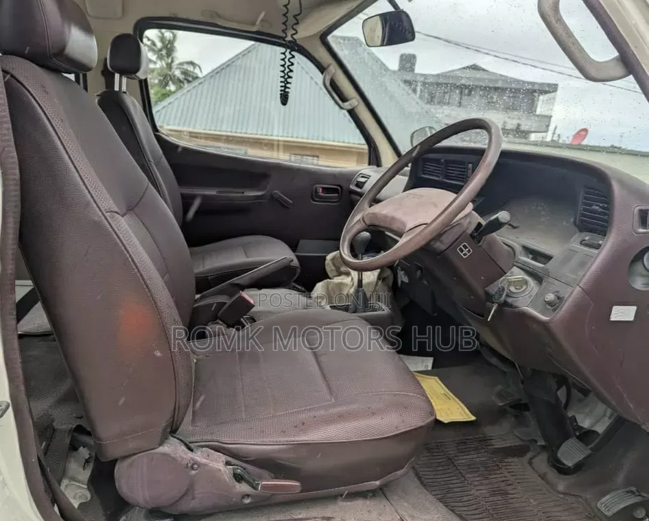 Toyota HiAce 2005 White