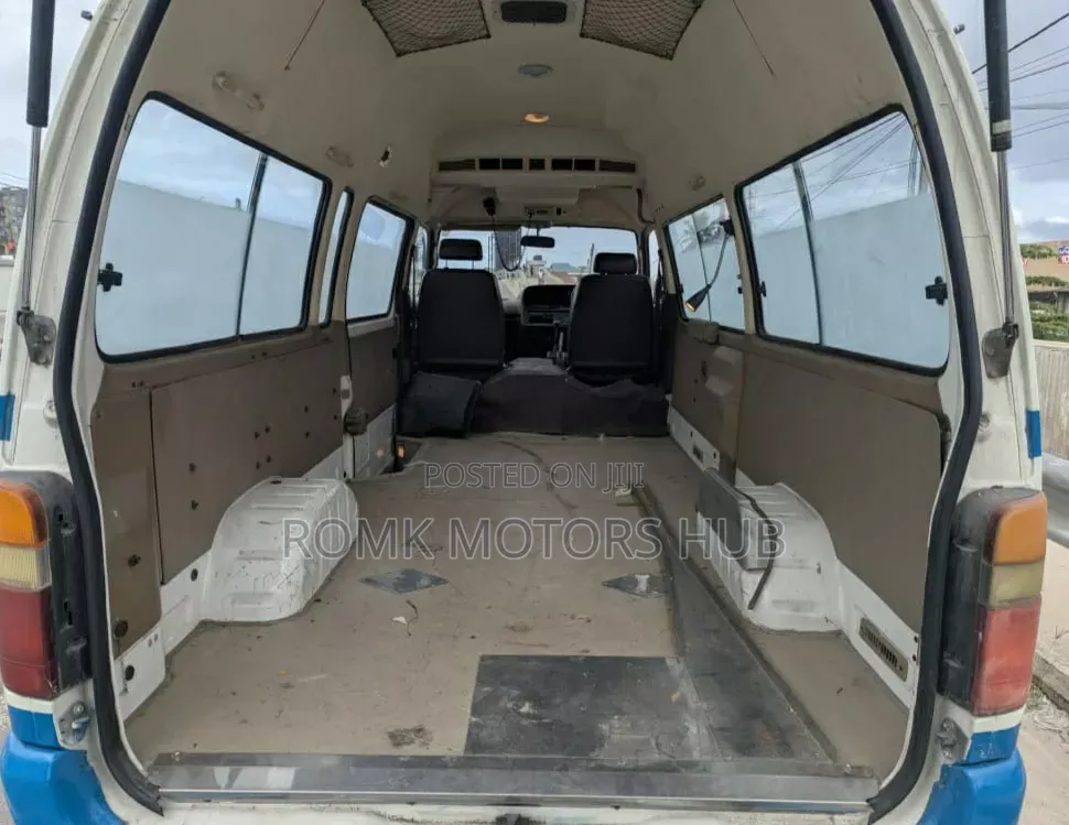 Toyota HiAce 2005 White