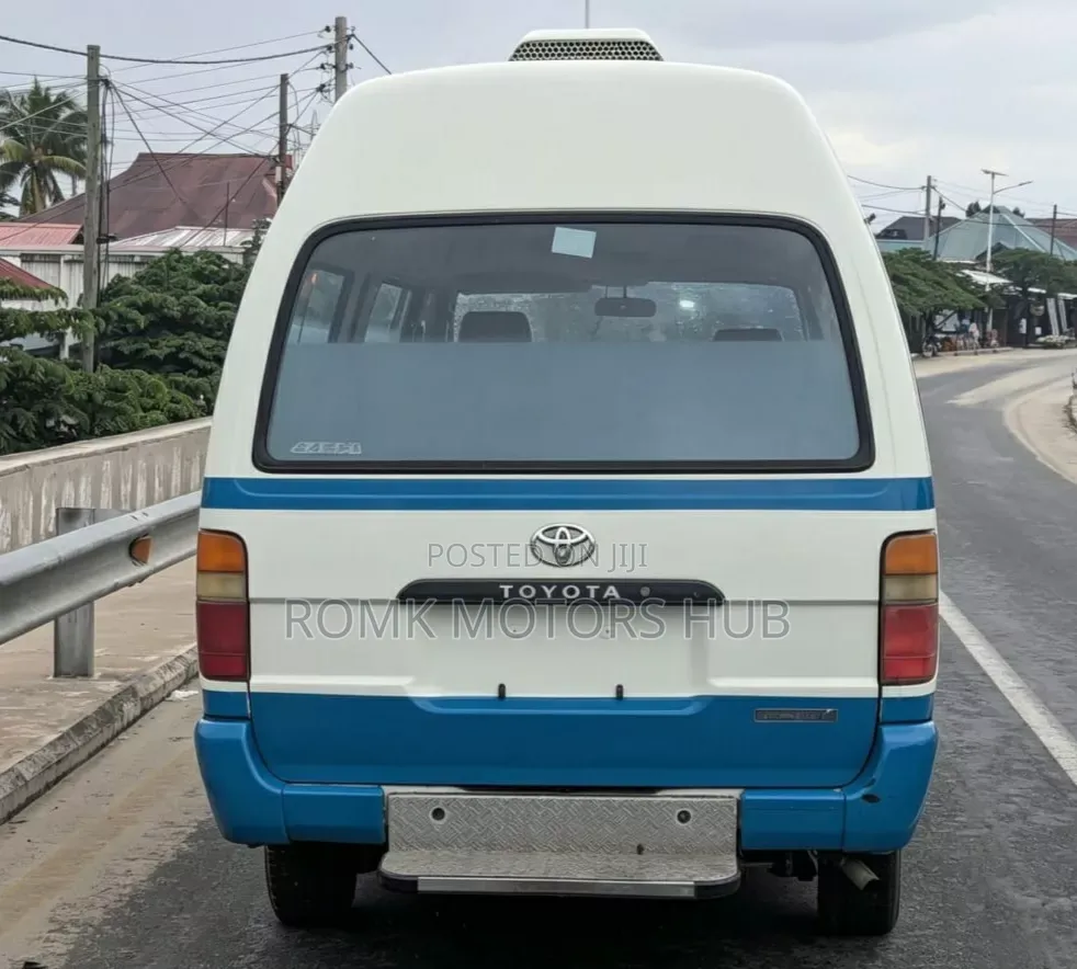 Toyota HiAce 2005 White
